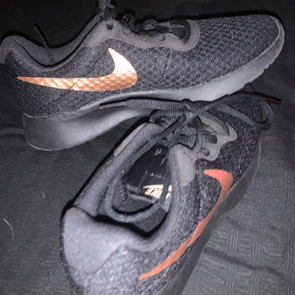 nike rose gold running shoes